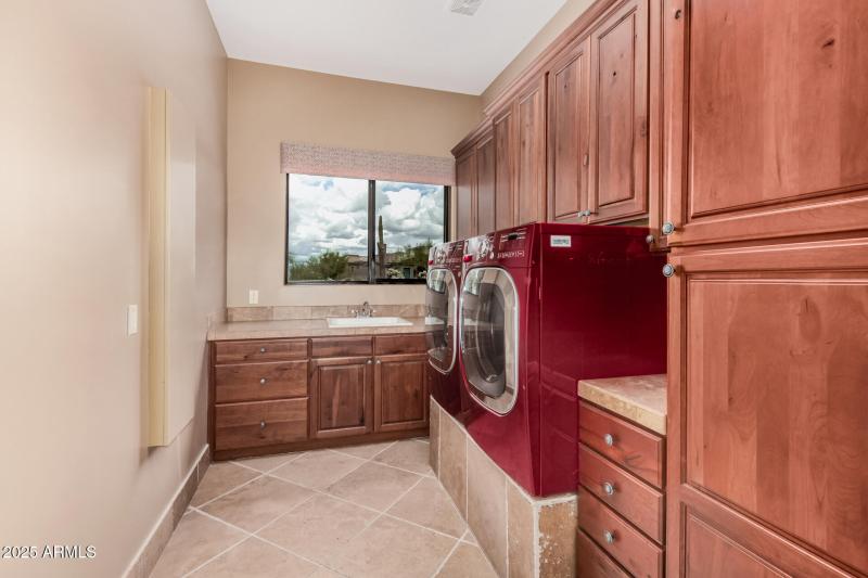 7013 E SUMMIT TRAIL CIR