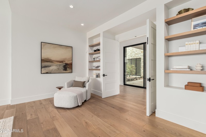 Master Suite-Entry