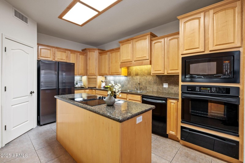 084-Kitchen
