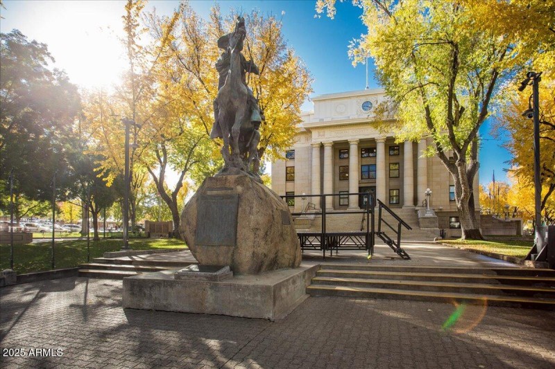 COURTHOUSE IN FALL