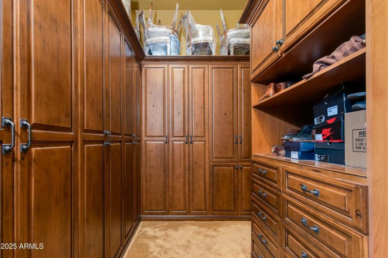 Owner Closet W Laundry