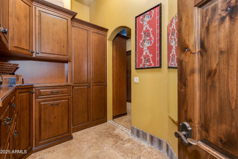 Owner Closet w Laundry