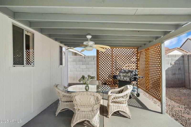 Dakota cov patio
