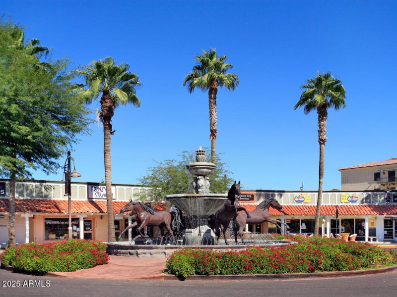 5th Ave Shops & Horse Fountain