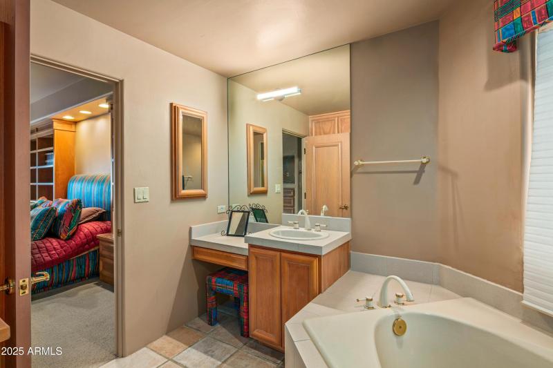 037_Guest #1 Ensuite Bath