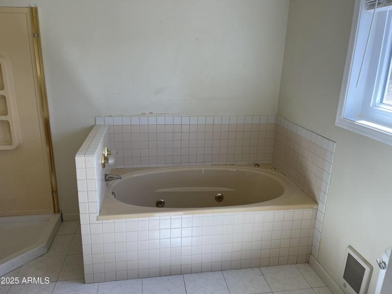 8 master bath tub