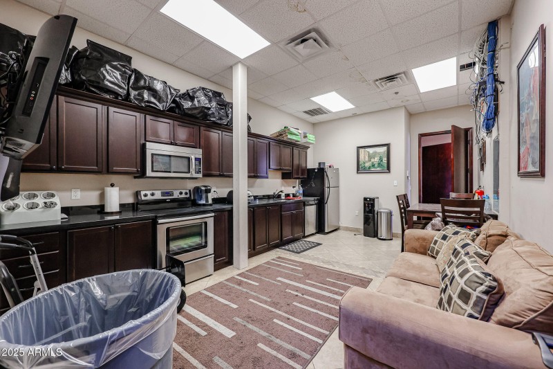 FULL KITCHEN