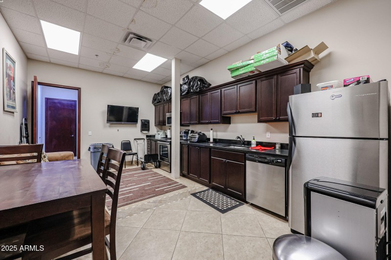 FULL KITCHEN