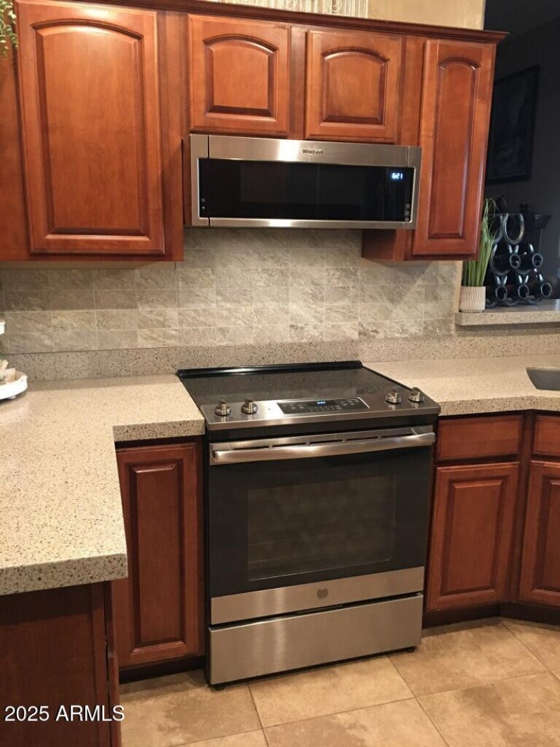 KITCHEN STOVE & MICROWAY