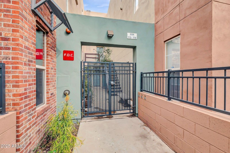 706 E Washington St-2