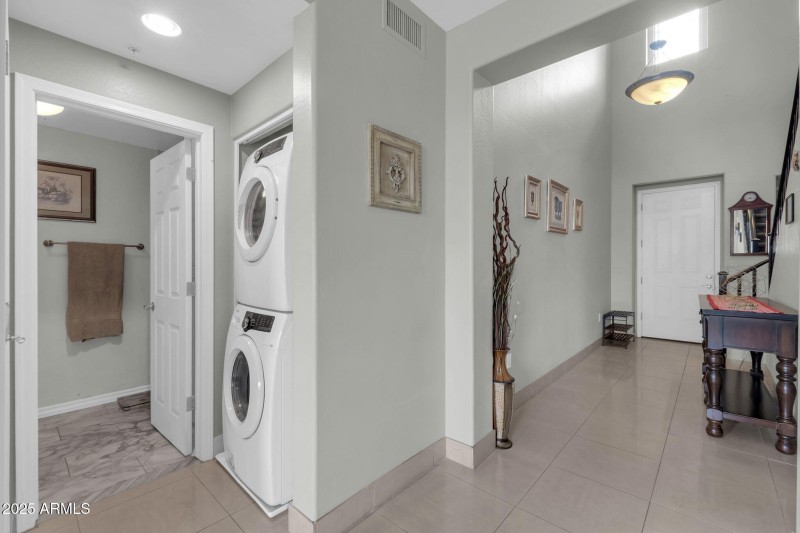 706 E Washington St-5