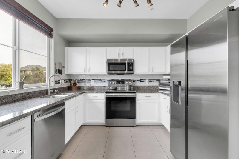 706 E Washington St-12
