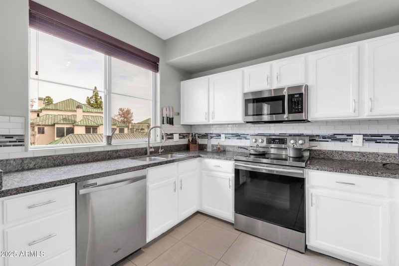706 E Washington St-13