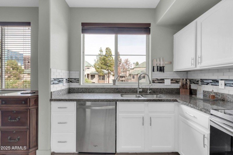 706 E Washington St-15