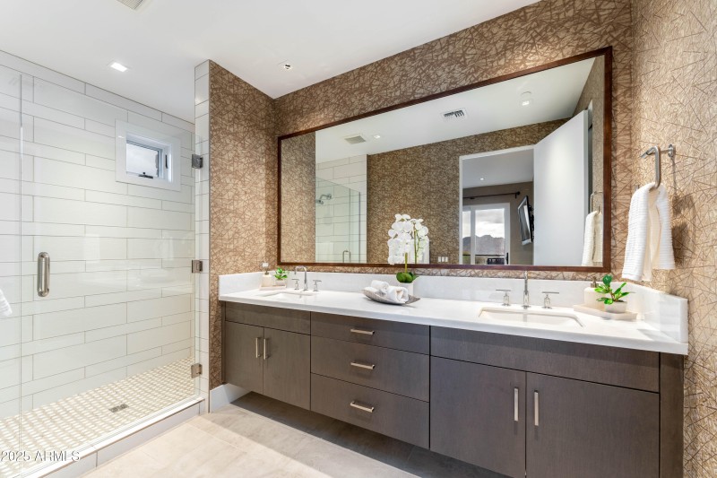 Guest bathroom 2