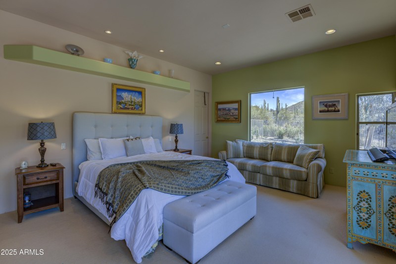 Master has 2 sitting areas