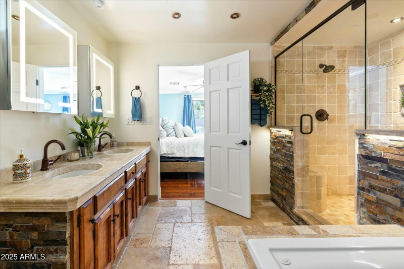 Walk-in Shower & Soaking Tub w/ Jets