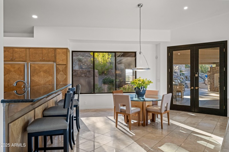 Breakfast Bar + Eat-in Kitchen