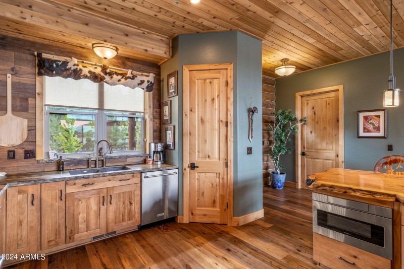 Kitchen w/ Pantry