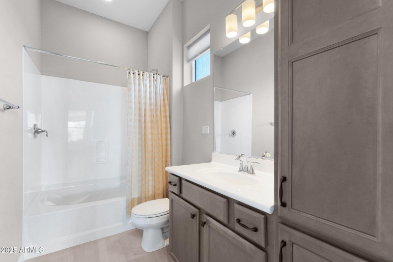 En suite guest bath