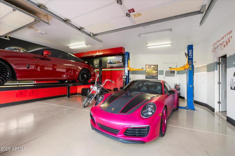 Garage w/ 2 CAR LIFTS
