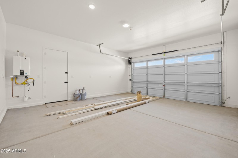 26) GARAGE