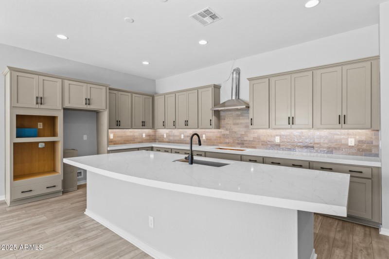 10) KITCHEN
