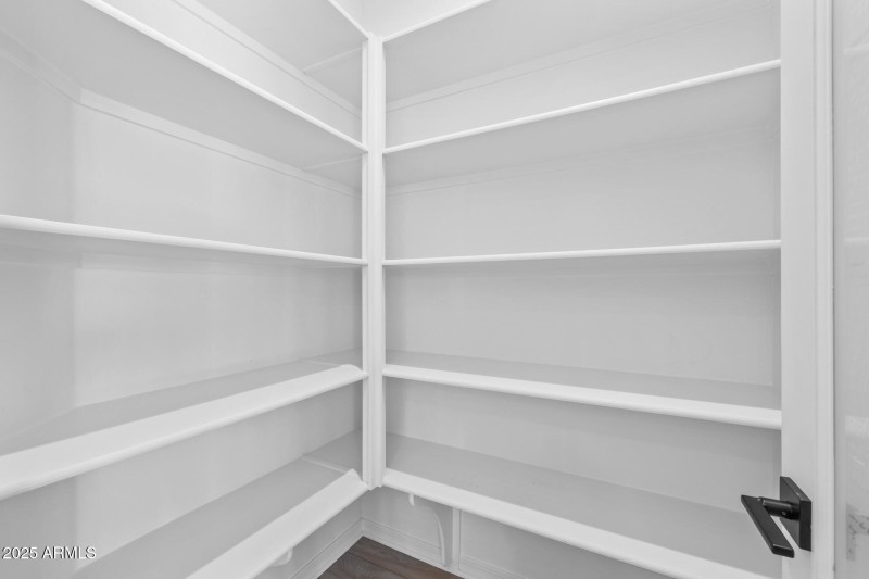 15) WALK IN PANTRY
