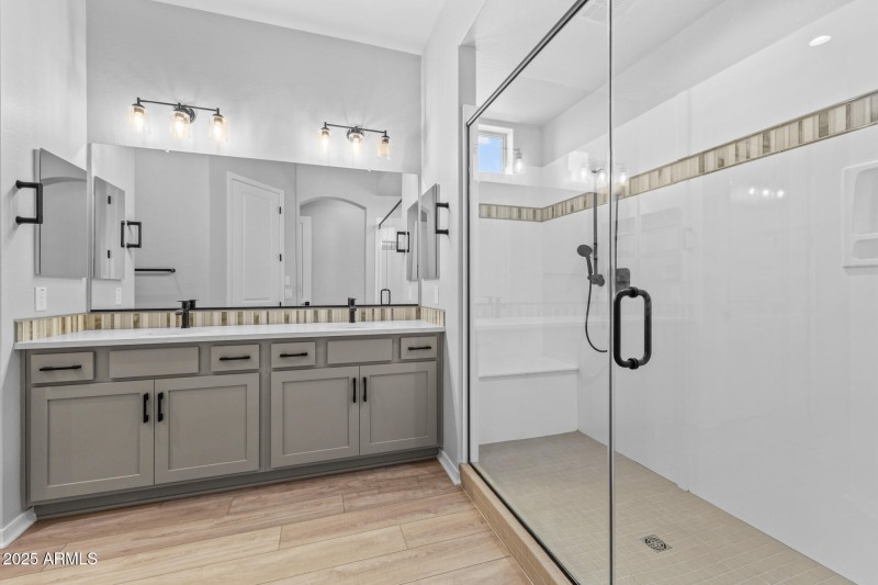 19) MASTER BATH