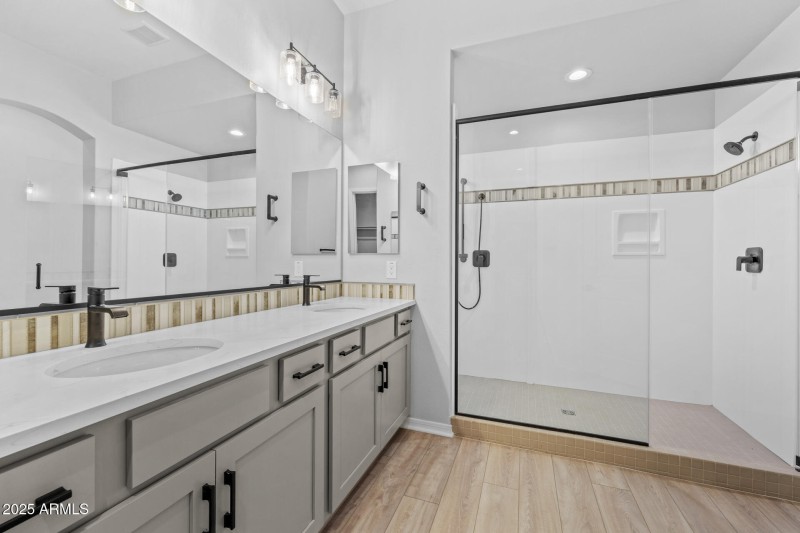 20) MASTER BATH