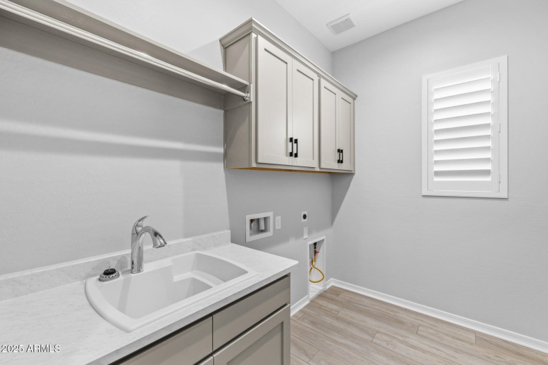 27) LAUNDRY ROOM