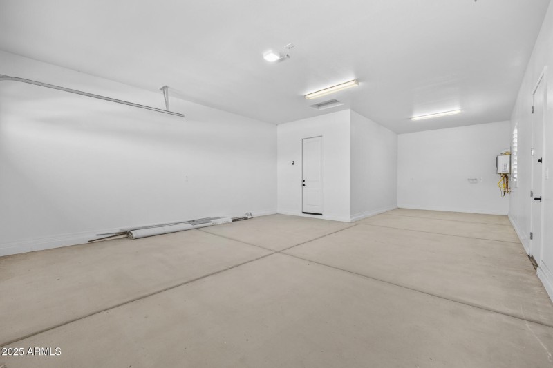 28) GARAGE