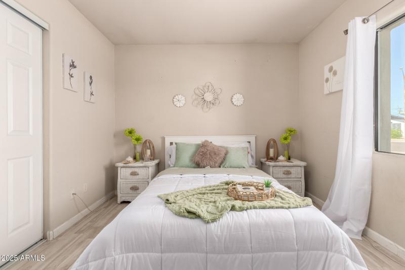 22 - Sharon 3301