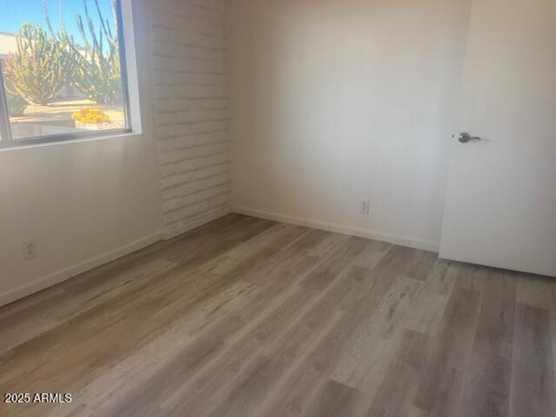 Bedroom w/N window