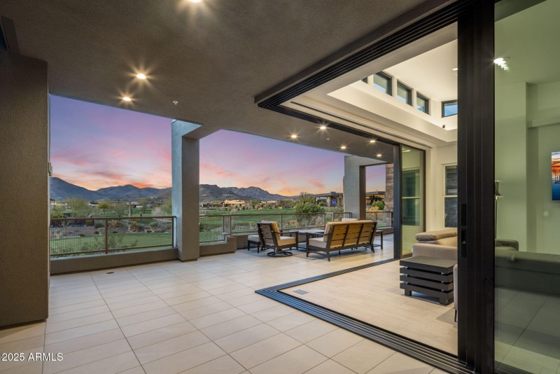 Sunset Indoor:Outdoor