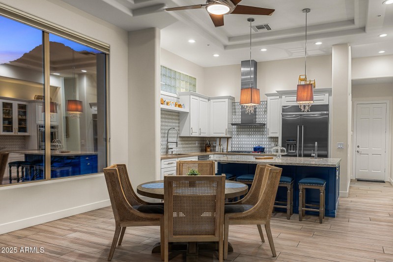 kitchen/eat in