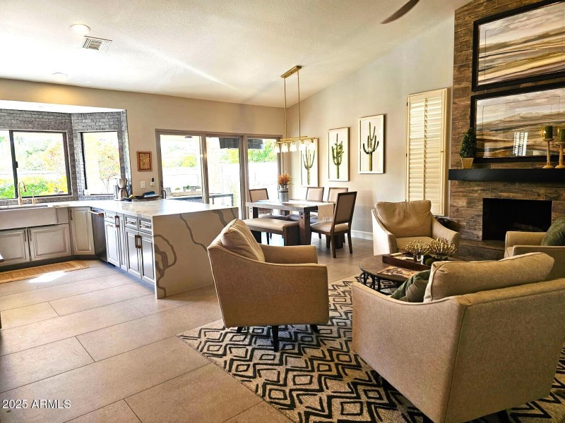 Family Rm, Kitchen, Dinging