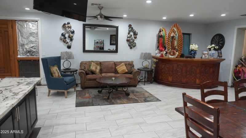 bar dining area 920
