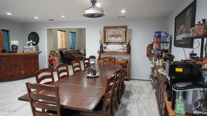 dining area 920