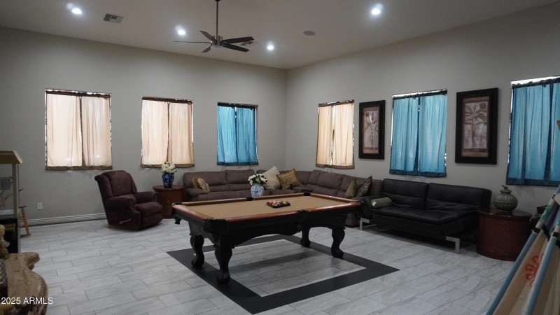 living area 920