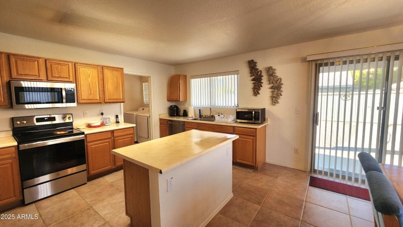 Kitchen w stainless appliances