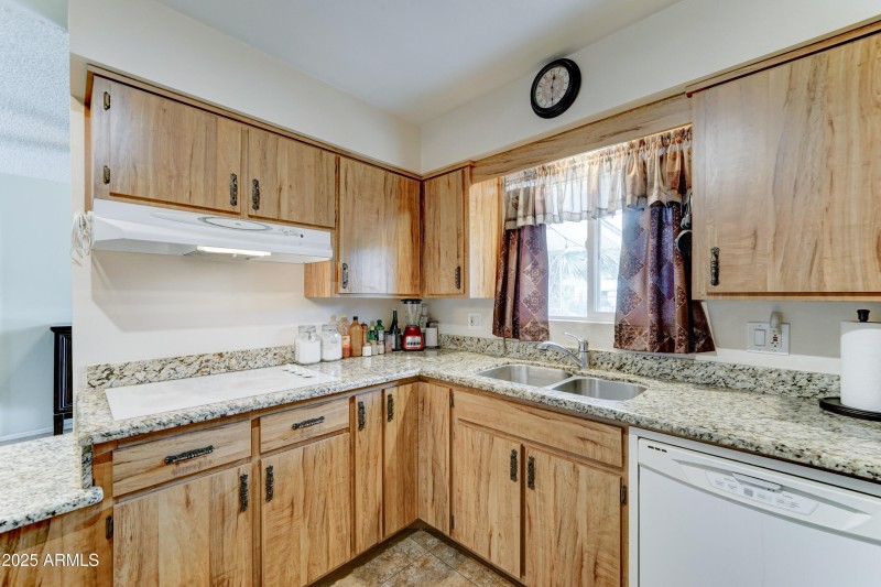 6033 e Colby st-12
