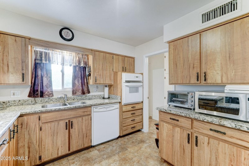6033 e Colby st-15