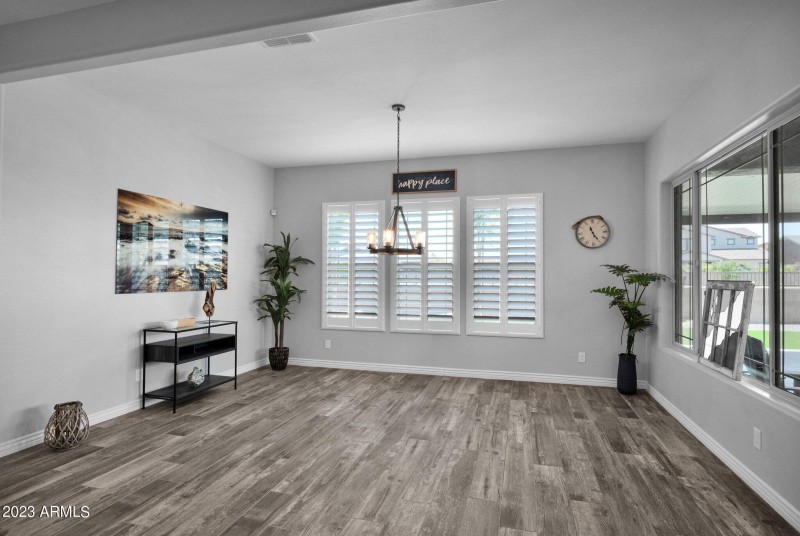 Dining Area (17'3" x 11'8")