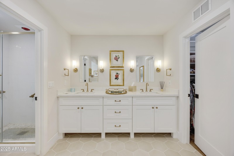 Main Bathroom double vanity