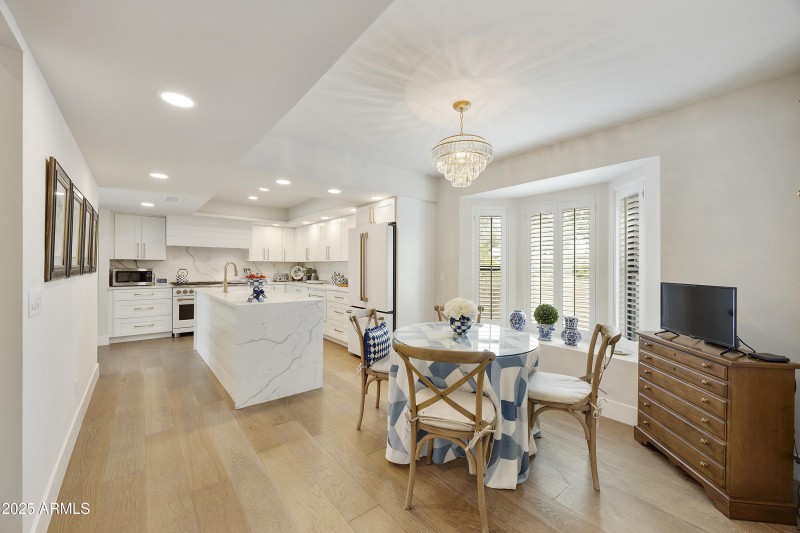 Dine in kitchen