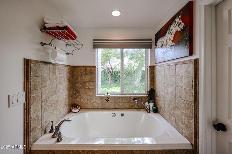 Soaking tub