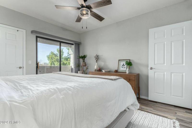 Bedroom w/ 2 closets