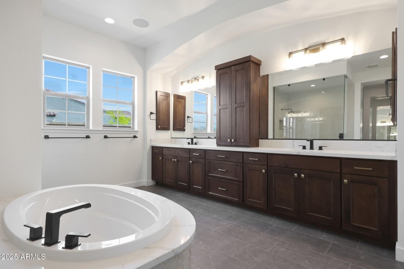 OWNER'S BATH