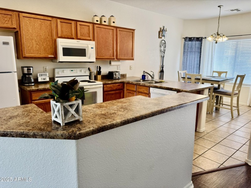 12371 W Hadley